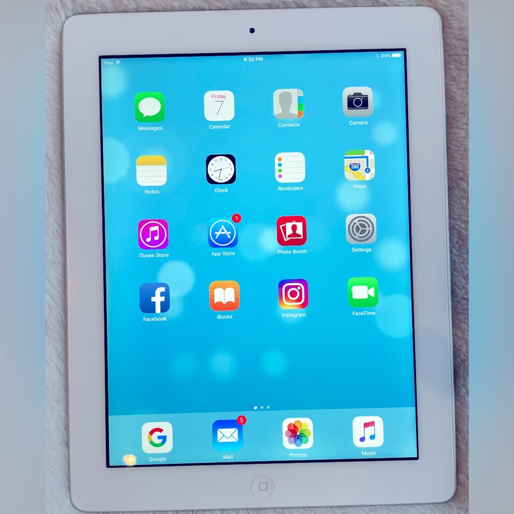 Apple IPad 3 Model: FD328 C/A in White with Case and Power Cable